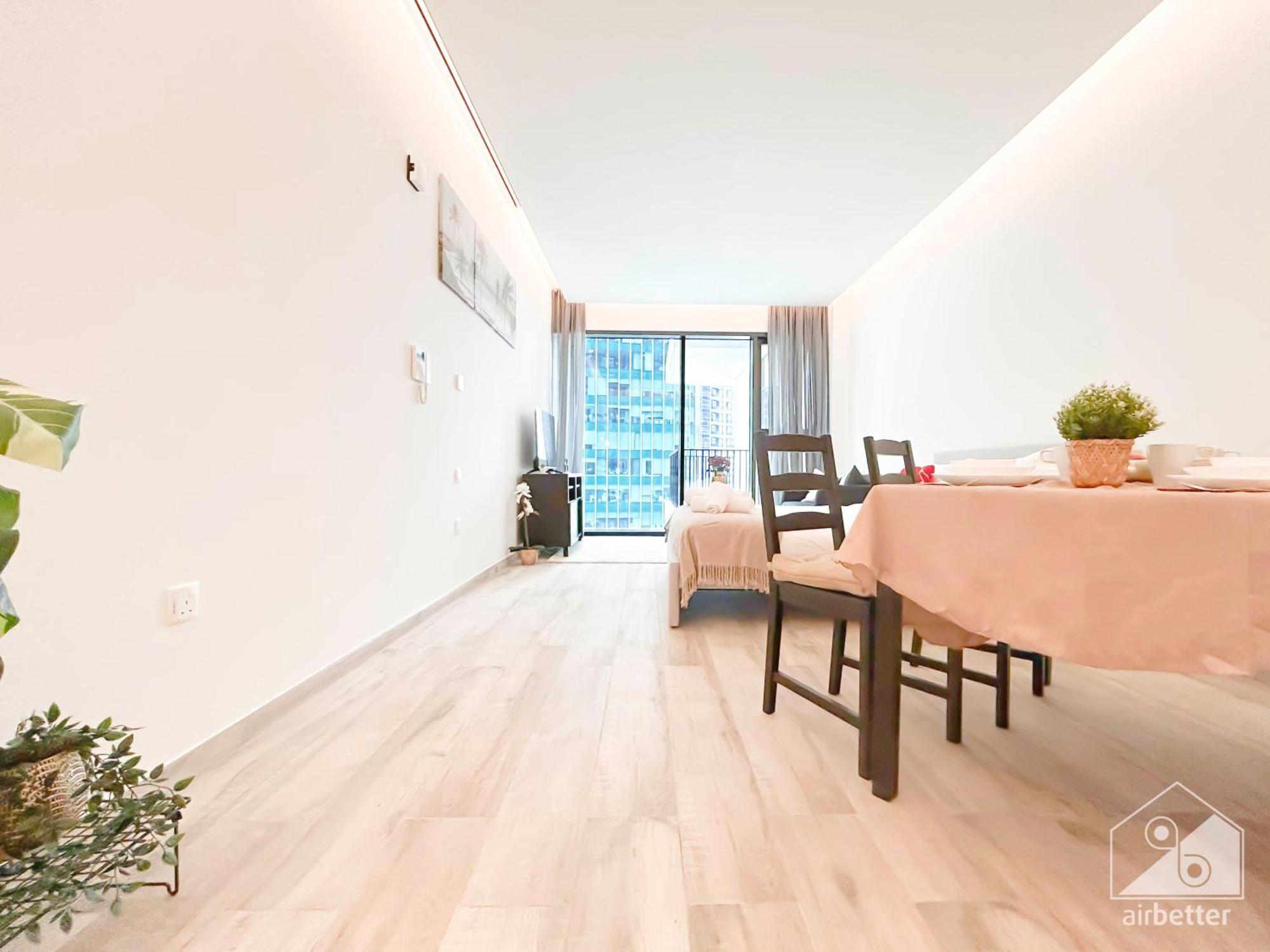Stunning & Spacious Balcony & View *