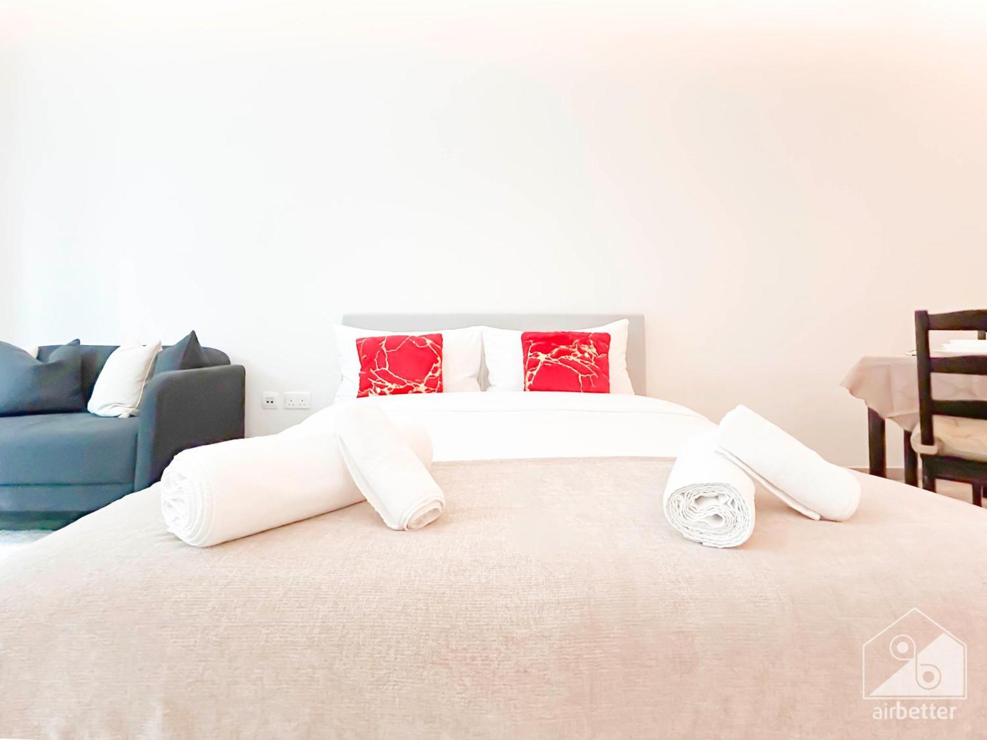 Stunning & Spacious Balcony & View Apartment *