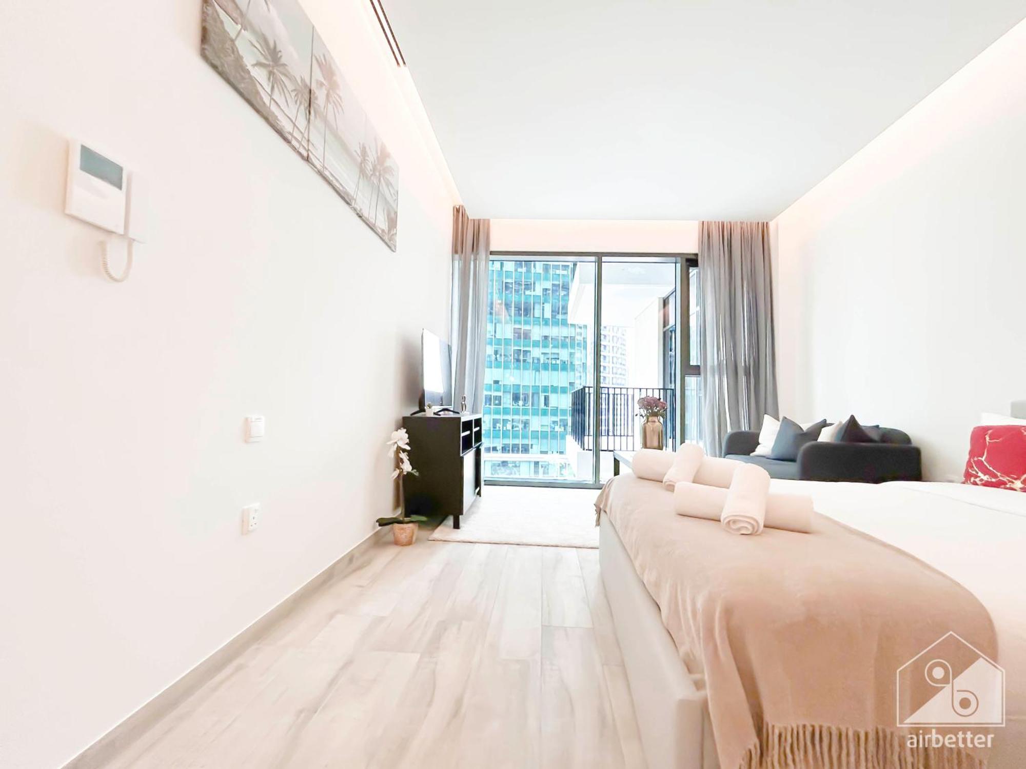 Stunning & Spacious Balcony & View * Dubai